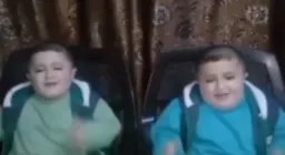 دعا خواندن ۲ پسر شبیه به هم