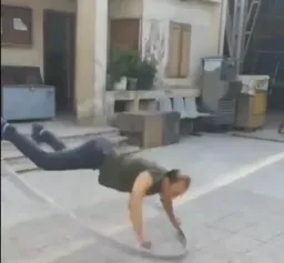 مرد درحال انجام حرکات آکروباتیک با حلقه