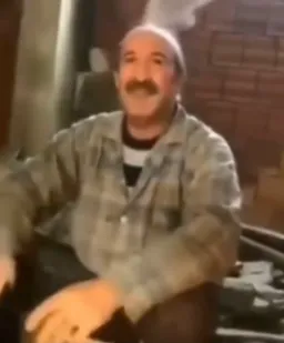 بلند شدن دود از سر مرد