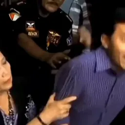 مرد عصبانی در حال مخالفت کردن
