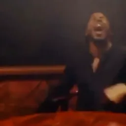 مرد درحال ضجه زدن