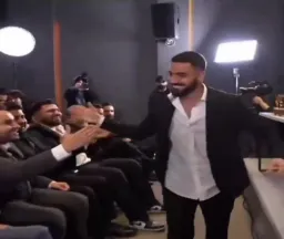 راه رفتن فلیم حسین به طرف جایگاه