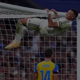 اویزون شدن امباپه از تیرک دروازه