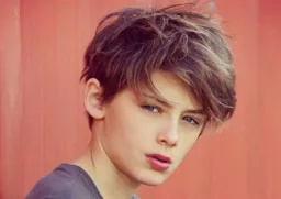 The white -skinned boy of the colored eye