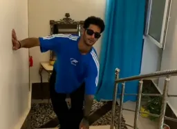 مرد کور درحال پیدا کردن راه