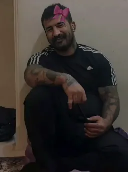 مرد نشته با پاپیون صورتی