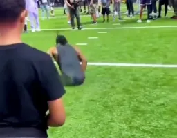 مرد معلول درحال انجام حرکات آکروباتیک