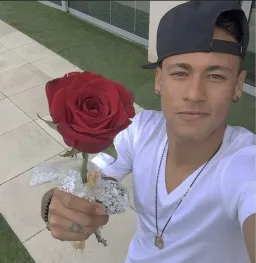 نیمار در حال گل دادن