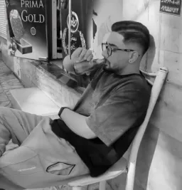 مرد ناراحت روی صندلی در حال خوردن  نوشیدنی