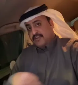 مرد عرب درحال خواندن آهنگ خارجی