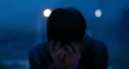 مرد درحال گریه کردن