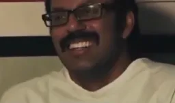 مرد در حال شوکه شدن و فکر کردن و لبخند زدن