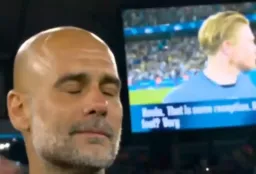 پپ گواردیولا در حال دست زدن و گریه کردن با اهنگ غمگین