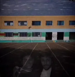 دو مرد در جای های مختلف مدرسه