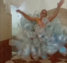 رقص مرد دیوانه با بطری ها