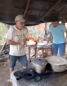 آشپزی کردن خطرناک دو مرد