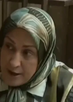 هاشم،کاری نکن وسط همین حیات بزنمت زمین