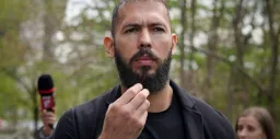 مرد در حال فکر کردن