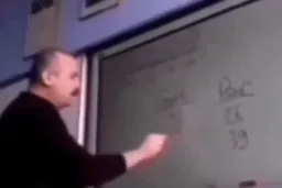 داد زدن مرد هنگام درس دادن