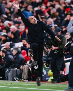 پپ گواردیولا درحال پریدن و انجام حرکات عجیب