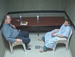 مرد درحال بازجویی