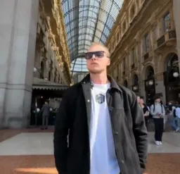 نگاه گنگ مرد با عینک آفتابی