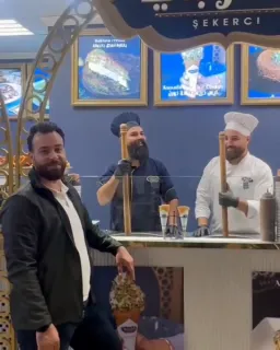 مرد درحال خواندن اهنگ بستنی