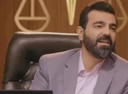 آقای قاضی در حال توضیح دادن چیزی