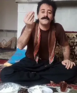 یوز در حال صبحونه خوردن
