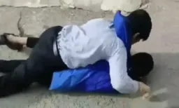 پسران مدرسه ای درحال دعوا