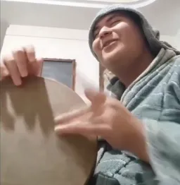 پسر در حال خواندن رپ با تنبک