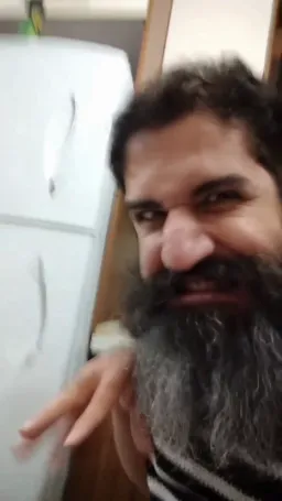 مرد دیوانه درحال خوندن آهنگ