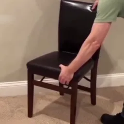 مرد حساس بر روی صندلی