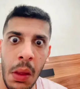 پسر درحال نگاه کردن با تعجب