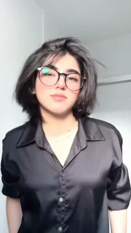 دختر زیبا در حال آهنگ خواندن یک آهنگ ایرانی