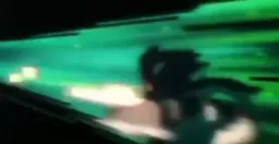 مرد در حال مشت زدن با سرعت نور