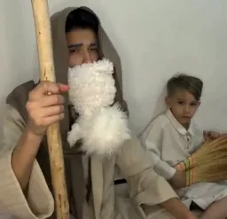 فرد شبیه یعقوب درحال آواز خوندن