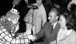 محمدرضا شاه در حال دست دادن با دلقک