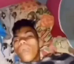 خوابیدن پسر و رعدوبرق زدن