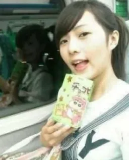 دختر و بازتاب ترسناکش در شیشه