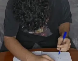 مرد درحال نوشتن و چک کردن کیف