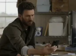 مرد در انتظار برای دریافت پیام