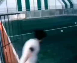 پسر ها در حال وارد شدن به زمین فوتبال با خشم