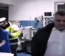 مرد روس به پلیس سیلی می‌زند با موزیک