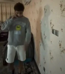 مرد مضطرب درحال صحبت با تلفن