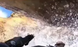 قایق در حال رد شدن از دریا جنگی