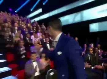 Ronaldo's honest reaction (with the song of the Ironi girl like herd)