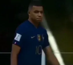 امباپه ناراحت درحال گرفتن کفش طلا