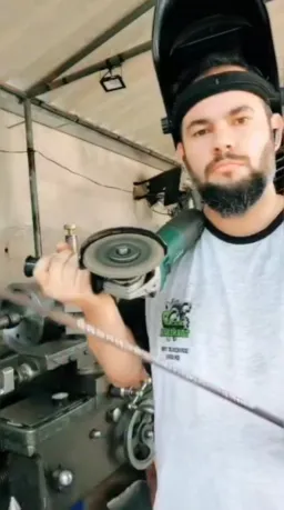 مرد درحال ویالون زدن با میلگرد