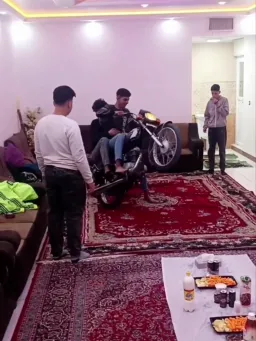 موتور سواری پسر در خانه